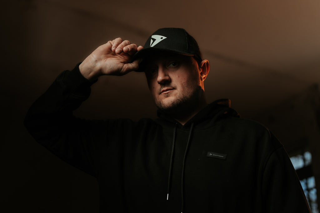 BAITNOW KAPPE MIT SCHIRM – LEUCHTENDES LOGO